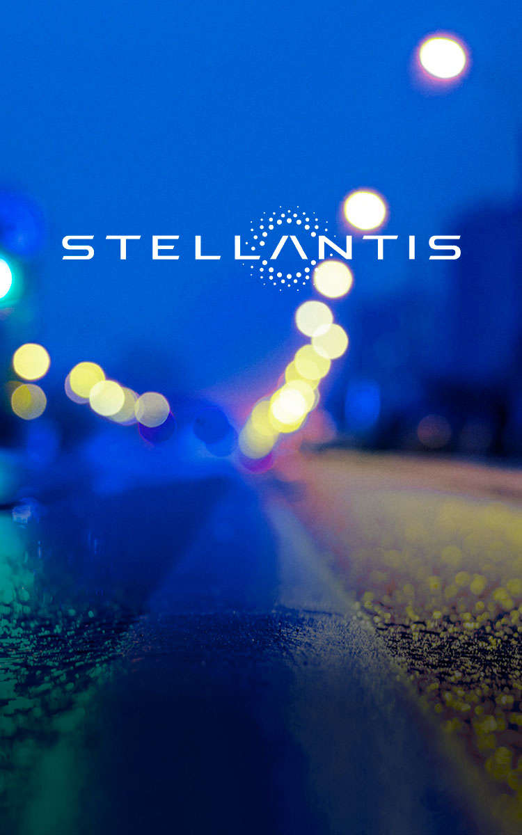 Логотип Stellantis на фоні дороги після дощу