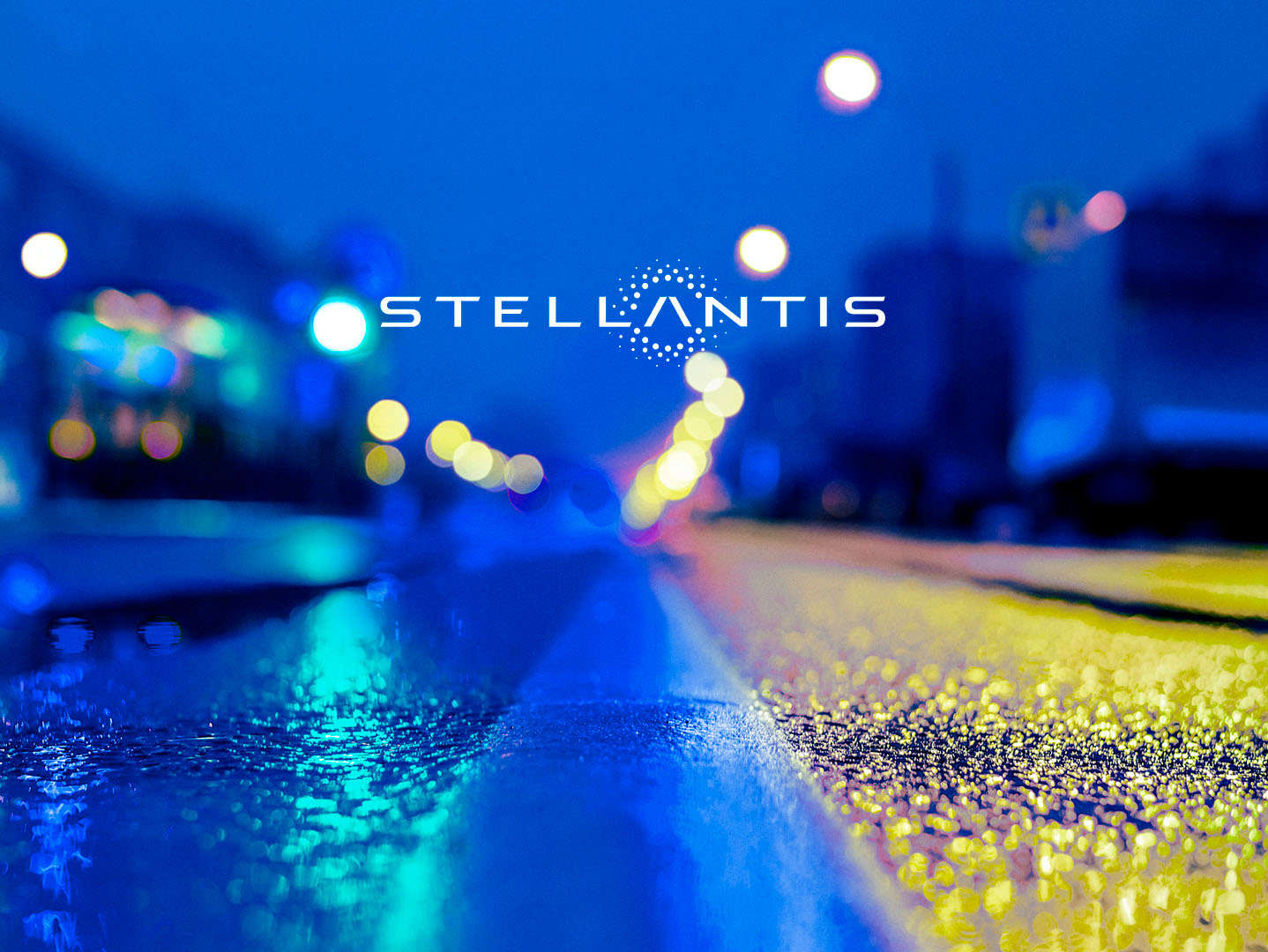 Логотип Stellantis на фоні дороги після дощу