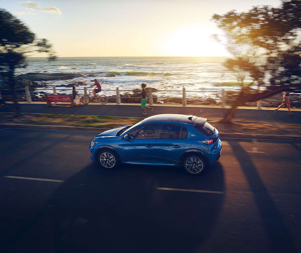 Автомобіль Peugeot їде по набережній