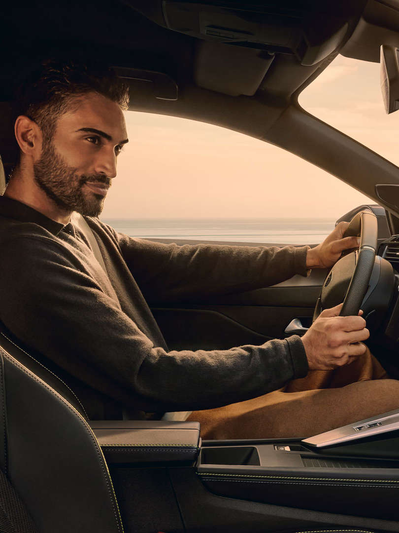 Чоловік за кермом Peugeot 408