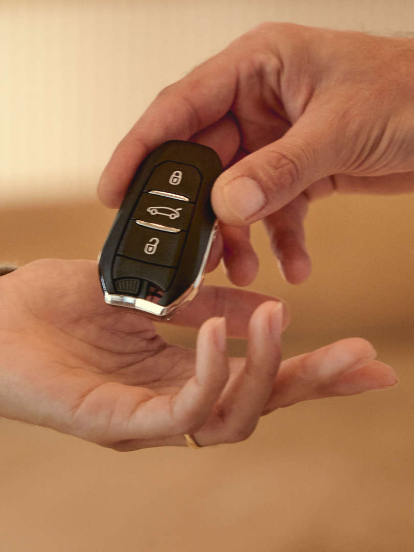 Передача ключа від автомобіля Peugeot з рук у руки