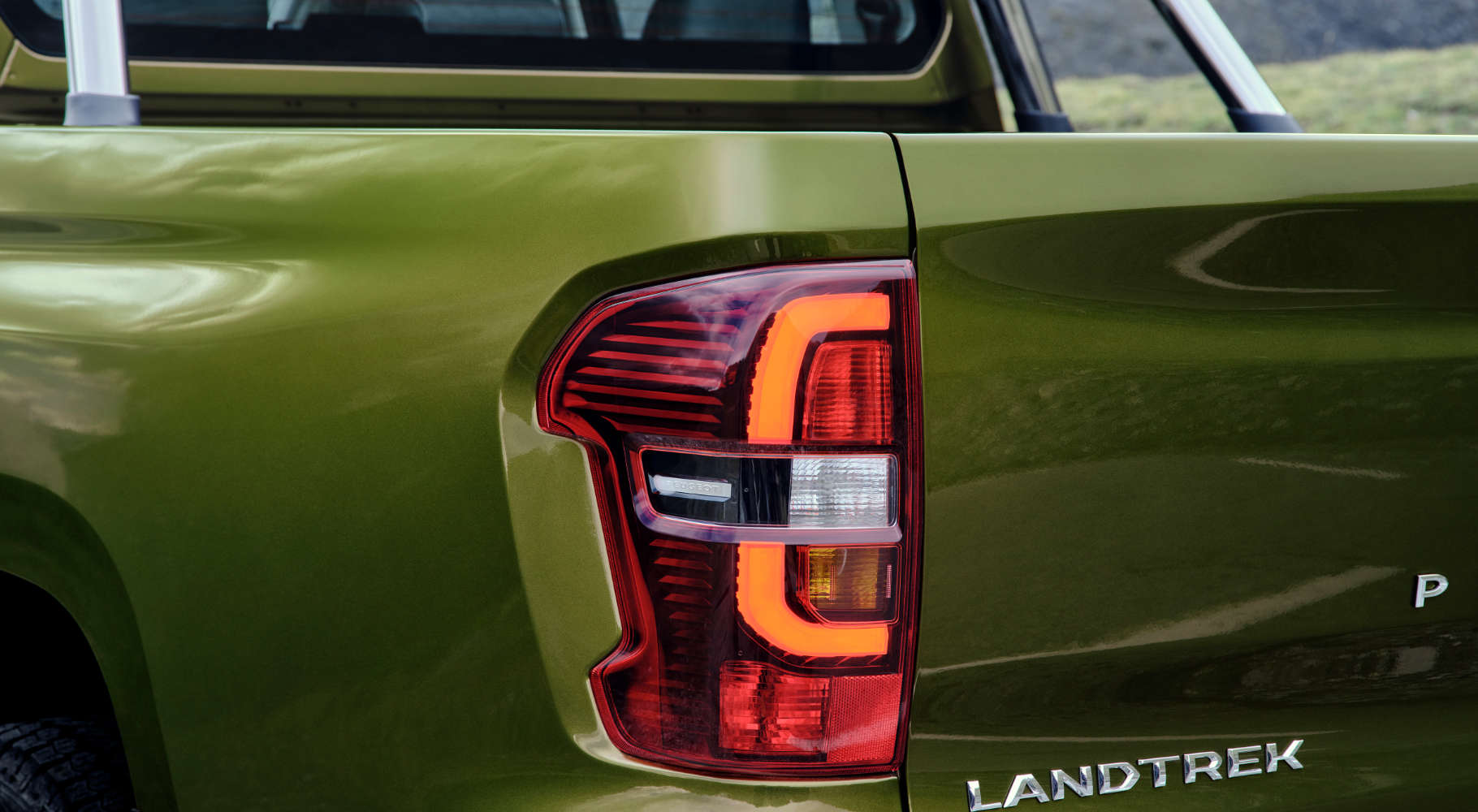 Пікап Peugeot Landtrek ззаду крупним планом