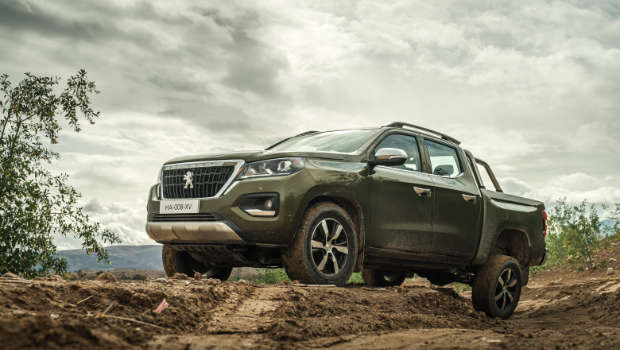 Peugeot Landtrek на бездоріжжі, вигляд спереду з лівого боку