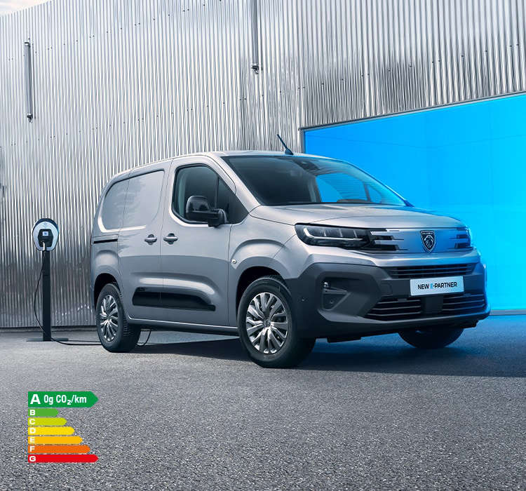 Peugeot e-Partner, вигляд спереду з правого боку, на зарядці