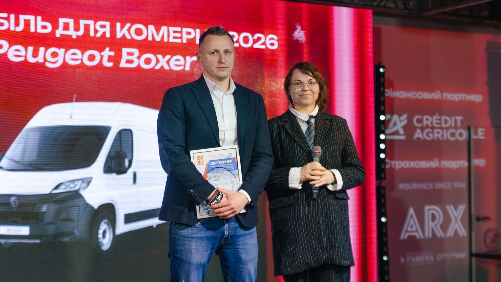 Директор Stellantis Україна Руслан Акімов на сцені під час вручення нагороди за Peugeot Boxer