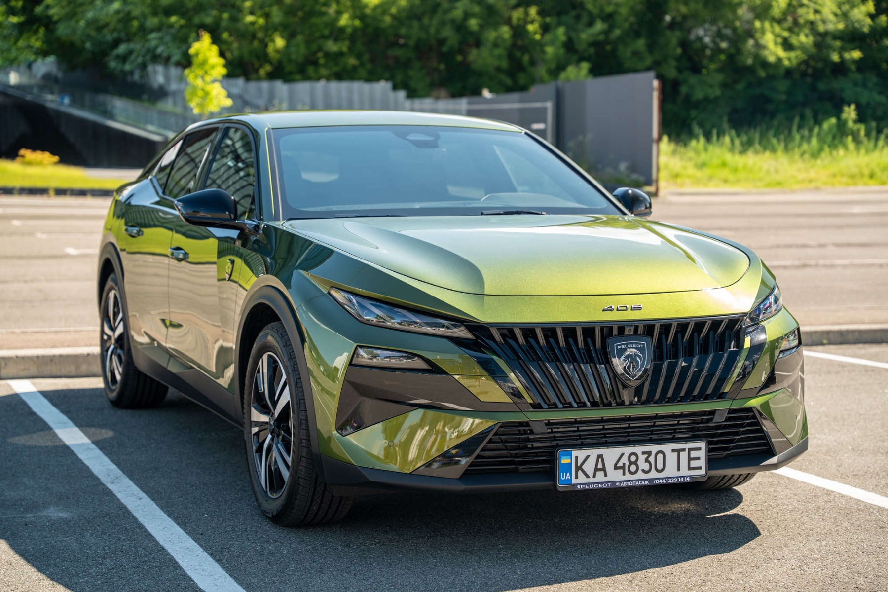 Новий Peugeot 408, вигляд спереду з правого боку