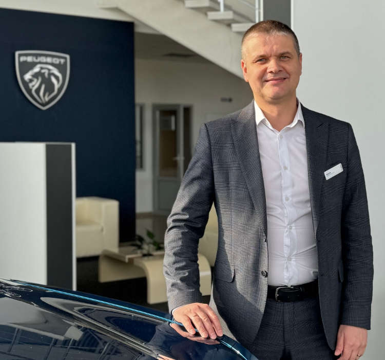 Менеджер з продажу автомобілів Андрій Буров